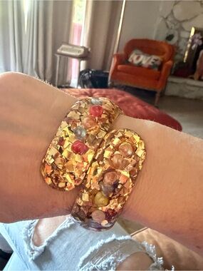 Vintage 50s Confetti Lucite Clamper Bracelet Gold Shells Glitter Sparkly Cuff